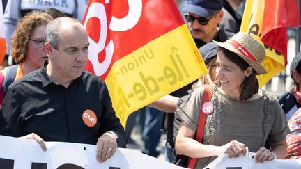 Laurent Berger (CFDT) et Sophie Binet (CGT) tiennent la banderole du cortège contre la réforme des retraites, le 6 juin 2023, à Paris. (JACQUES WITT / SIPA)