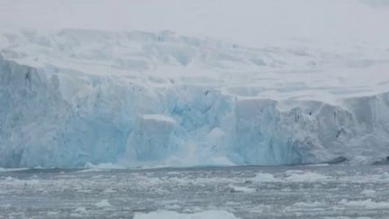 Dimanche 9 février, la barre des 20 degrés Celsius a été franchie en Antarctique. Une douceur historique qui est la conséquence du réchauffement climatique. (France 2)