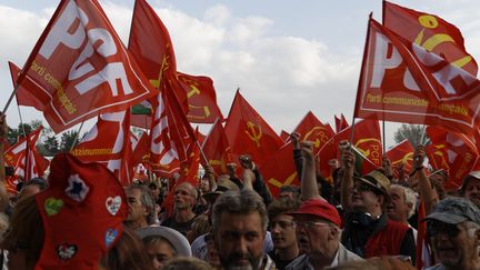 Des drapeaux agit&eacute;s pendant le discours du directeur du patron de "L'Humanit&eacute;", Patrick Le Hyaric, le 13 septembre 2014, lors de&nbsp;la F&ecirc;te de l'Huma. (CITIZENSIDE/BERNARD M?NIGAULT / AFP)