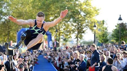 Le quadruple champion paralympique du saut en longueur, l'Allemand Markus Rehm, lors de la première journée paralympique à Paris, place de la Bastille, le 8 octobre 2022. (PHILIPPE MILLEREAU / KMSP)