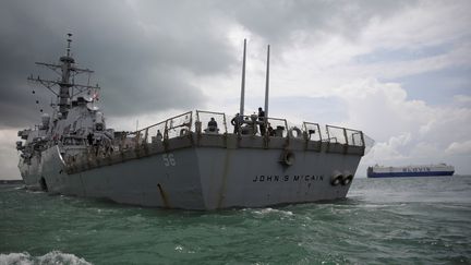 L'"USS John S. McCain", le 21 août 2017, dans les eaux de Singapour. (AHMAD MASOOD / REUTERS)