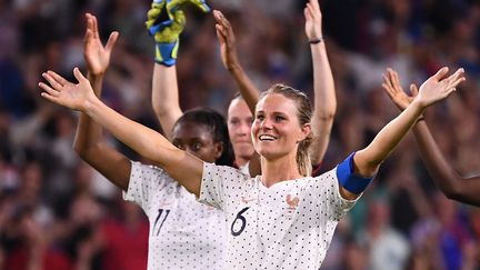 Amandine Henry greets the stands of the Océane stadium, in Le Havre, after the round of 16 of the 2019 World Cup against Brazil, June 23. (FRANCK FIFE / AFP)