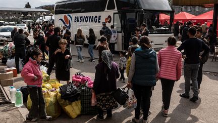 Des réfugiés du Haut-Karabakh arrivés à Goris avant d'être évacués dans d'autres villes en Arménie. (DIEGO HERRERA CARCEDO / AFP)