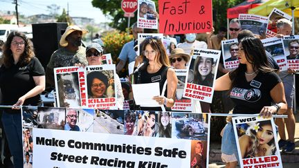 Une manifestation contre le tournage du dernier opus de la saga "Fast and Furious" dans le quartier d'Angelino Heights à Los Angeles, le 26 août 2022.&nbsp; (PATRICK T. FALLON / AFP)