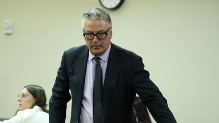 L'acteur Alec Baldwin à son procès pour homicide involontaire après un tir mortel sur le tournage du film "Rust", au tribunal de Santa Fe (Nouveau-Mexique), le 12 juillet 2024. (RAMSAY DE GIVE / AFP)