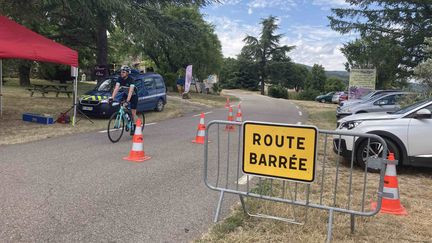 En bas du Mont Ventoux, les gendarmes ont filtré toutes les entrées depuis lundi&nbsp; 5 juillet.&nbsp; (AH)