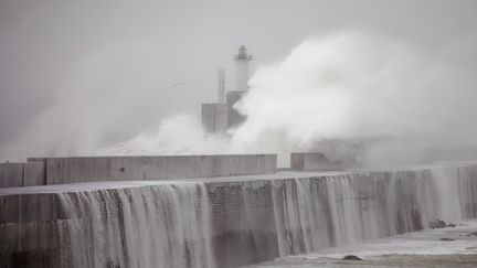 De fortes vagues sont attendues sur tout le littoral atlantique, à l'image de celles observées ici à Boulogne-sur-Mer (Pas-de-Calais) lors d'une précédente tempête, le 31 mars 2023. (JOHAN BEN AZZOUZ / MAXPPP)