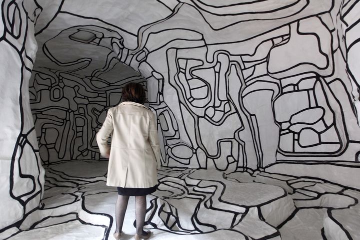 Une femme regarde "Le jardin d'Hiver, 1968-1970", de Jean Dubuffet, au Mus&eacute;e national d'art moderne du Centre Pompidou, &agrave; Paris, le 4 avril 2011. (FRANCOIS GUILLOT / AFP)