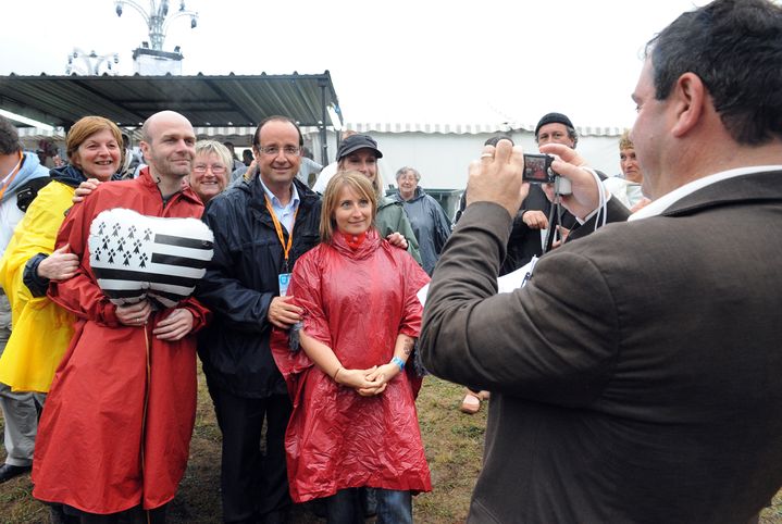 Christian Troadec prend en photo Fran&ccedil;ois Hollande, alors&nbsp;candidat &agrave; la primaire socialiste pour la pr&eacute;sidentielle, le 15 juillet 2011, au festival des Vieilles Charrues, &agrave; Carhaix (Finist&egrave;re). (FRED TANNEAU / AFP)