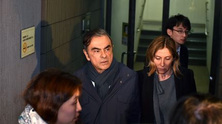 L'ex-PDG de Renault-Nissan Carlos Ghosn et son épouse Carole quittant le bureau d'un de leurs avocats à Tokyo (Japon), le 3 avril 2019, après sa première libération sous caution. (KAZUHIRO NOGI / AFP)