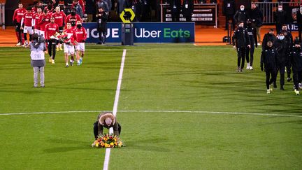 Avant la rencontre de la 18e journée de Ligue 1 entre Lorient et Monaco, les joueurs ont rendu un hommage à Yohann Essirard, bénévole décédé accidentellement le 20 décembre au stade du Moustoir. (LOIC VENANCE / AFP)