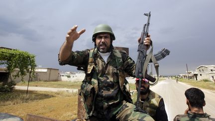 Des militaires syriens, &agrave; sept kilom&egrave;tres de la ville rebelle de Qousseir, le 13 mai 2013.&nbsp; (JOSEPH EID / AFP)