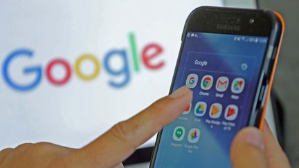 Une smartphone avec l'application Google chrome, le 18 juillet 2018. (MAXPPP)