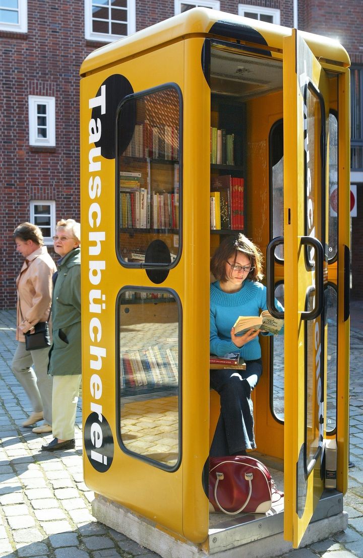 Les habitants de Buxtehude (Allemagne)&nbsp;peuvent troquer gratuitement leurs livres contre l'un de ceux pos&eacute;s sur les &eacute;tag&egrave;res de cette cabine-biblioth&egrave;que install&eacute;e en 2004. (INGO WAGNER/DPA)