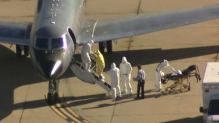 Capture d'&eacute;cran d'une vid&eacute;o d'ABC News montrant l'&eacute;vacuation d'une patiente am&eacute;ricaine atteinte d'Ebola, le 16 octobre 2014, &agrave; Atlanta (G&eacute;orgie,&nbsp;Etats-Unis). (ABC NEWS)