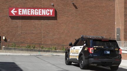 Une voiture de police devant l'hôpital où Salman Rushdie est hospitalisé, le 13 août 2022 à Erie (Pennsylvanie). (JORGE UZON / AFP)