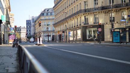 Dans les rues quasi désertes de Paris en plein confinement, 8 avril 2020. Photo d'illustration. (VICTOR VASSEUR / RADIO FRANCE)