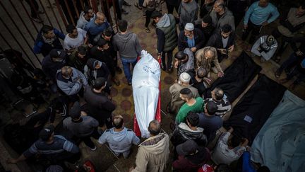 Le corps d'un homme tué par une frappe israélienne sur l'hôpital Nasser, à Khan Younès, dans la bande de Gaza, le 27 décembre 2023. (AFP)