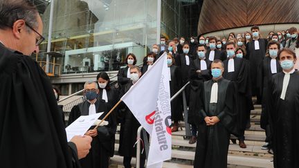 Des magistrats manifestent devant le palais de justice de Bordeaux, le 24 septembre 2020. (FABIEN COTTEREAU / MAXPPP)