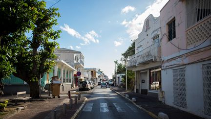 Une rue de Marigot (Saint-Martin), le 28 février 2018. (LIONEL CHAMOISEAU / AFP)