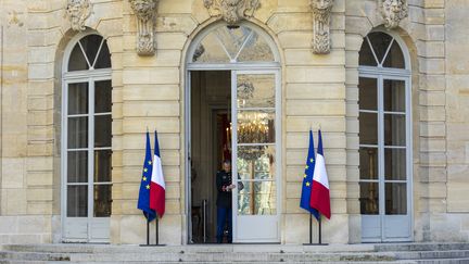 Un garde républicain ferme les portes de l'hôtel de Matignon, la résidence du Premier ministre, après une réunion visant à préparer l'annonce du gouvernement de Michel Barnier, le 19 septembre 2024. (ANDRE PAIN / EPA / MAXPPP)