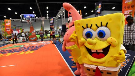 Bob l'Eponge et Patrick l'Etoile de mer patientent lors d'une d&eacute;monstration de basket pour les enfants, le 27 juin 2015 &agrave; Los Angeles (Etats-Unis). (ALBERTO E. RODRIGUEZ / GETTY IMAGES NORTH AMERICA / AFP)