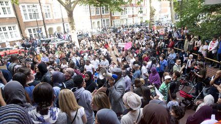 Sinistrés et proches des victimes de la tour incendiée de Londres manifestent devant une mairie, le 16 juin 2017 (SEAA/ZDS / WENN.COM / SIPA)