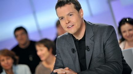 Nicolas Demorand sur le plateau de son émission "C politique", sur France 5. (AFP PHOTO MIGUEL MEDINA)