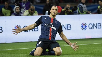 Zlatan Ibrahimovic exulte apr&egrave;s son doubl&eacute; face &agrave; l'OM, au Parc des Princes, le 4 octobre 2015.&nbsp; (JEAN MARIE HERVIO / DPPI MEDIA)