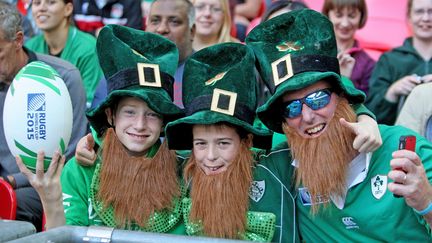 Ces Irlandais ont eux choisi le Leprechaun, cr&eacute;ature mythique du folklore de la verte Erin. Sachez quand m&ecirc;me que deux enfants se cachent dans ce clich&eacute;. (HUW EVANS / REX SHUTTERST / SIPA)