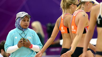 L'arbitre &eacute;gyptienne&nbsp;Amina Abdou Elsergany pendant le changement de c&ocirc;t&eacute; des volleyeuses allemandes et danoises, lors d'un match des Jeux olympiques le jeudi 2 ao&ucirc;t 2012. (DANIEL GARCIA / AFP)