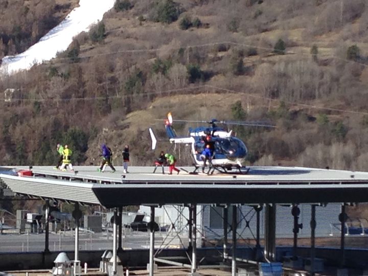 Les rescap&eacute;s de l'avalanche survenue dans les Alpes mercredi 1er avril arrivent &agrave; l'h&ocirc;pital de Brian&ccedil;on (Hautes-Alpes), jeudi 2 avril 2015.&nbsp; (BENOIT GADREY / FRANCE 2 )