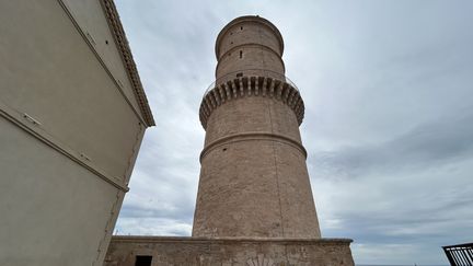 La Tour du Fanal surplombe le fort Saint-Jean à la sortie du Vieux-Port, à Marseille. (MURIELLE GIORDAN / RADIOFRANCE)