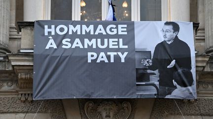 Un portrait Samuel Paty, accroché sur la façade de l'opéra de Montpellier (Hérault), lors d'un hommage rendu au professeur, le 21 octobre 2020. (PASCAL GUYOT / AFP)