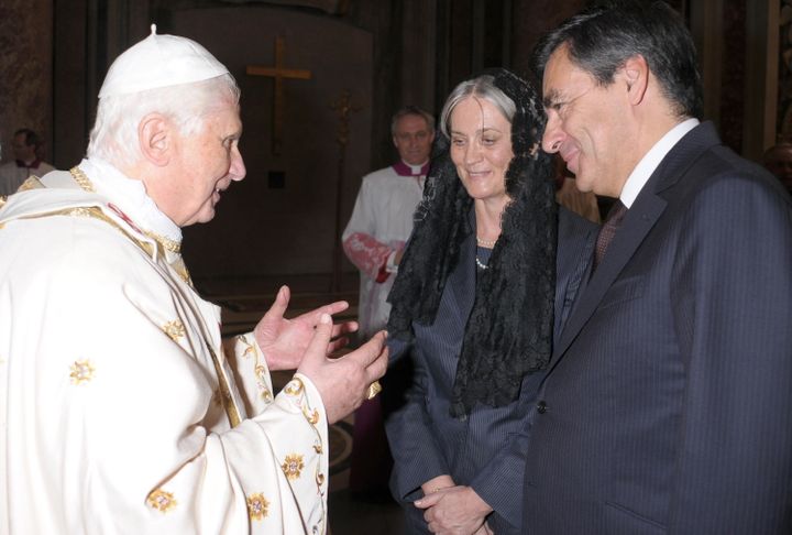 François Fillon et son épouse Penelope lors d'une rencontre avec le pape Benoît XVI, le 11 octobre 2009. (OSSERVATORE ROMANO / POOL)