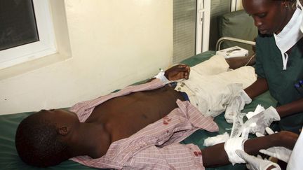 Des m&eacute;decins soignent un bless&eacute; dans le district de Tana River apr&egrave;s des heurts interethniques, le 7 septembre 2012. (REUTERS)