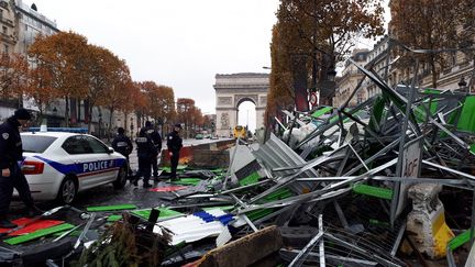 Les Champs-Elysées à Paris le 25 novembre 2018, au lendemain de la manifestation des "gilets jaunes". (BENJAMIN ILLY / FRANCE-INFO)