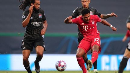 Le défenseur lyonnais&nbsp;Jason Denayer et le milieu de terrain bavarrois&nbsp;Serge Gnabry en demi-finale de la Ligue des champions, le 19 août 2020 à Lisbonne (Portugal). (MIGUEL A. LOPES / POOL / AFP)