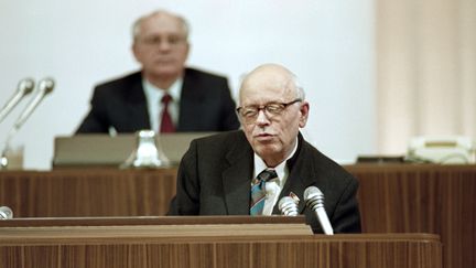 Le dissident et prix Nobel de la Paix,&nbsp;Andrei Sakharov. Derrière lui le président soviétique Mickhaïl Gorbachev, à Moscou, le 12 décembre 1989 (VITALY ARMAND / AFP)