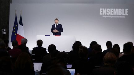 Emmanuel Macron répond aux questions des journalistes lors d'une conférence de presse, au Pavillon Cambon, le 12 juin 2024, à Paris. (NICOLAS RONGIER / HANS LUCAS / AFP)