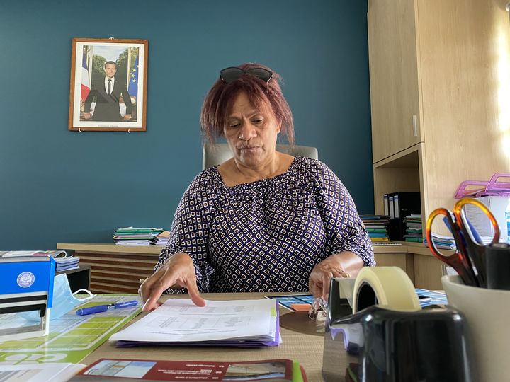 Evelyne Goro Atu, maire de Poya (Nouvelle-Calédonie), dans son bureau, le 29 novembre 2021. (RAPHAEL GODET / FRANCEINFO)