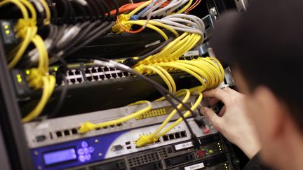 Un serveur informatique dans un data center d'Hanovre (Allemagne), le 8 mars 2009. (MICHAEL HANSCHKE / REUTERS)