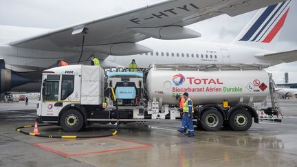 Un avion ravitaillé en kérosène sur l'aéroport Charles de Gaulle à Roissy. (ERIC PIERMONT / AFP)