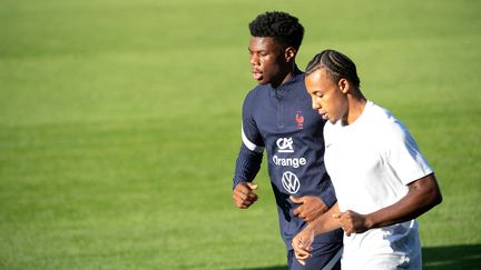 Le Madrilène Aurélien Tchouaméni (à gauche) et le Barcelonais Jules Koundé (à droite) lors d'un entraînement en équipe de France, le 2 septembre 2021. (SEBASTIEN BOZON / AFP)