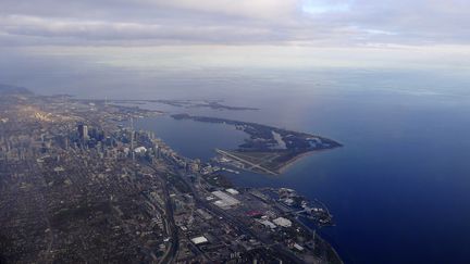 Vue a&eacute;rienne de la ville de Toronto&nbsp;(Canada), au bord du lac Ontario, dans lequel un torse a &eacute;t&eacute; retrouv&eacute; le 5 septembre 2012.&nbsp; (GARY HERSHORN / REUTERS)