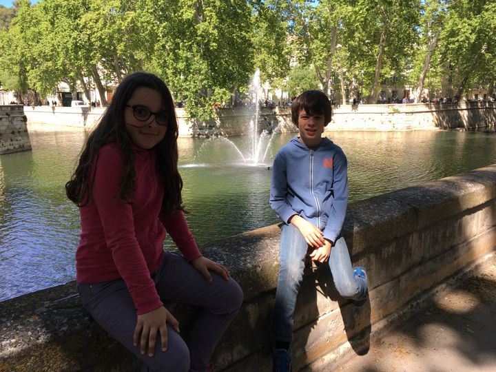 Mathilde et Paul se baladent le long du canal de la Fontaine, à Nîmes. (INGRID POHU / RADIO FRANCE)