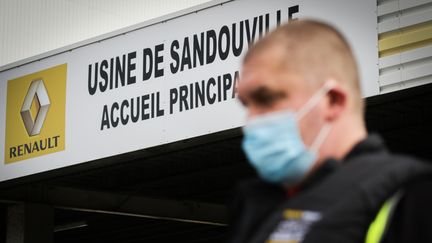 Un salarié masqué quitte l'usine Renault de Sandouville (Seine-et-Maritime), le 22 mai 2020.&nbsp; (LOU BENOIST / AFP)