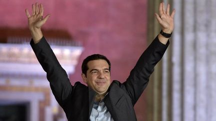 Alexis Tsipras, leader de Syriza, salue ses partisans dimanche 25 janvier 2015, à l'annonce de sa victoire aux législatives. (LOUISA GOULIAMAKI / AFP)