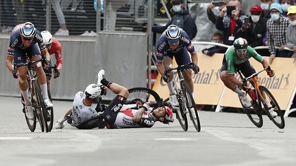 Tim Merlier remporte la 3e étape, le sprint perturbé par une lourde chute d'Ewan et Sagan