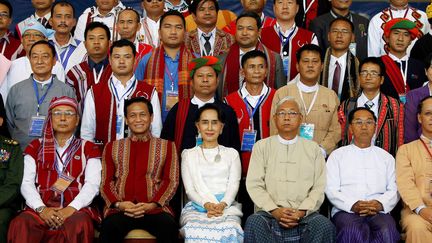 Cette photo des participants à la conférence, qui entourent Aung San Suu Kyi (au centre), montre la diversité ethnique qui compose la Birmanie. (Soe Zeya Tun / Reuters)